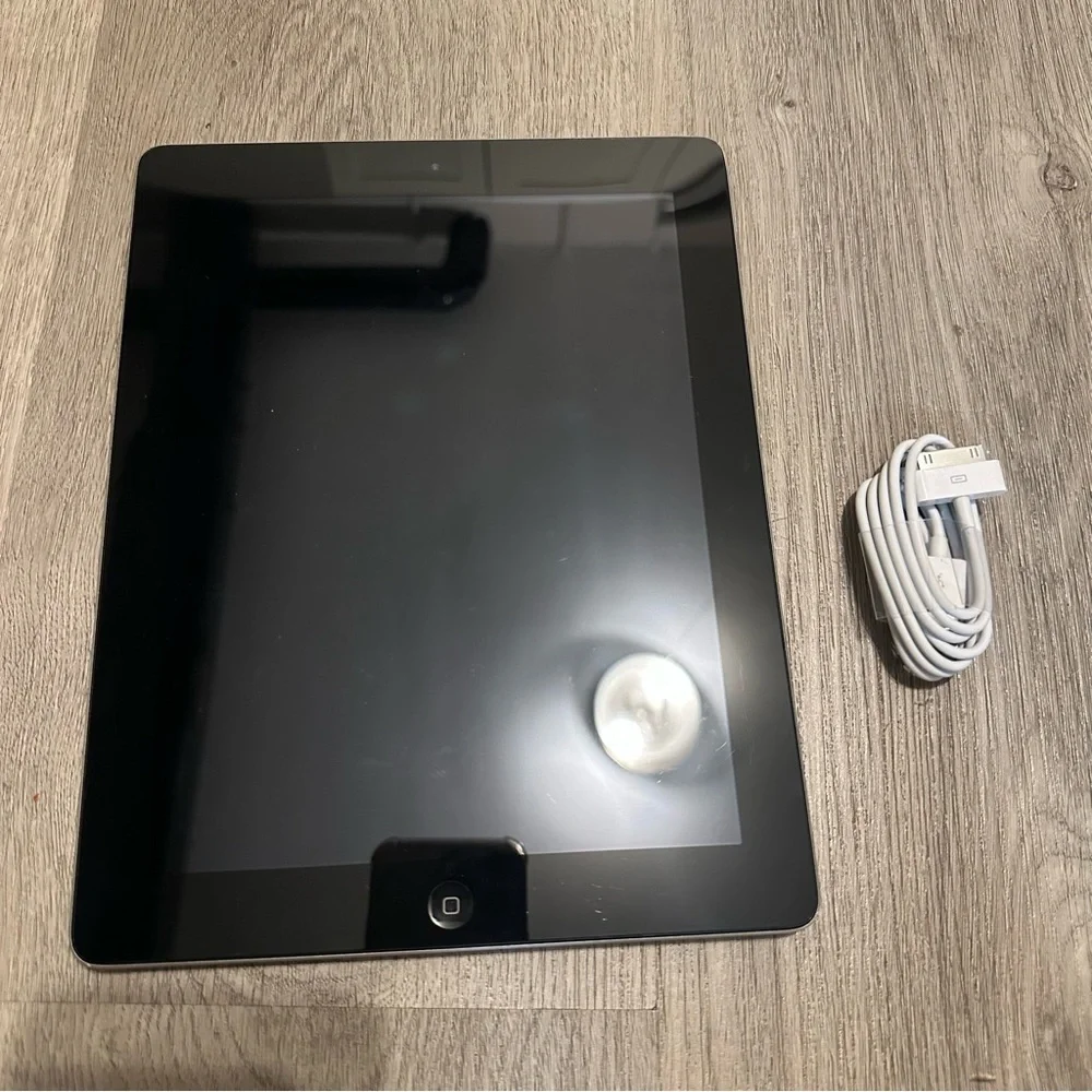 APPLE IPAD A1395 16GB Silver 2nd Gen With Charger